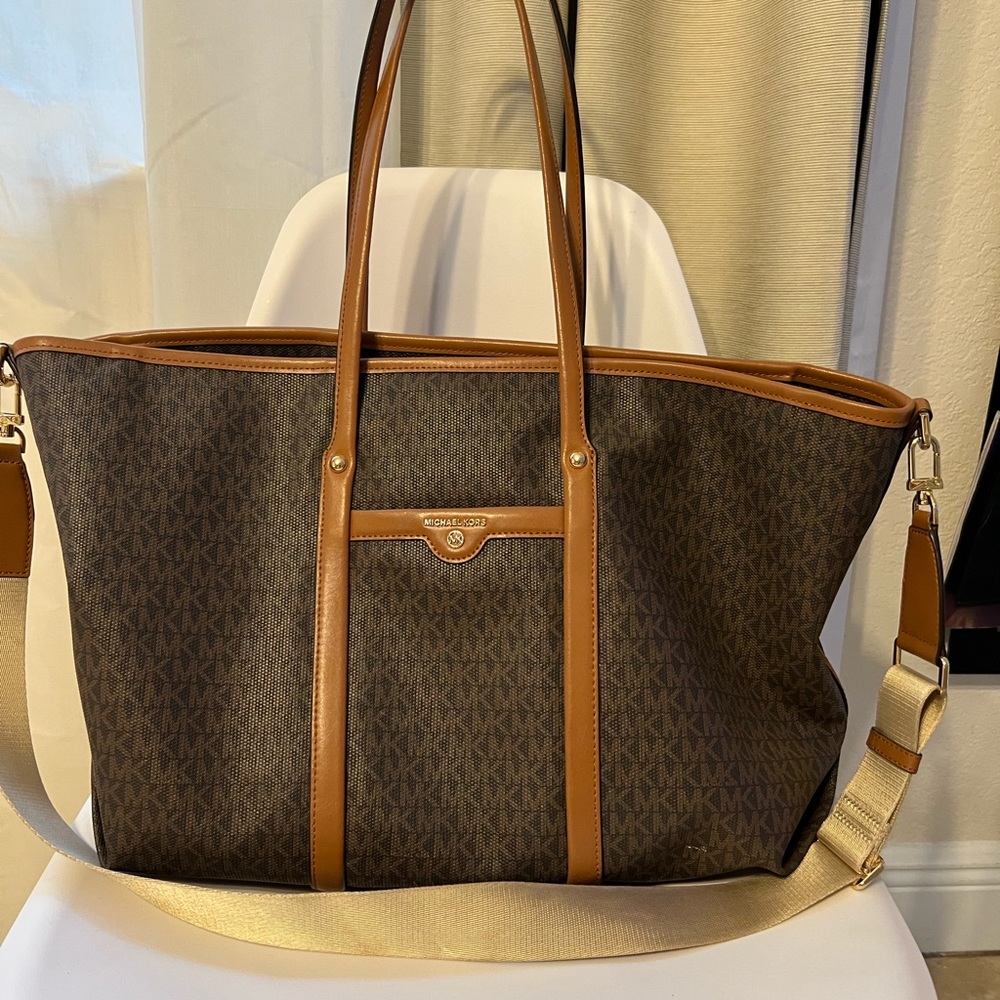 Michael kors tote bag.